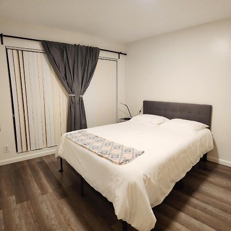 Centrally Located, 4X Queen, 300 Mbps Internet With Backyard! Hemet Extérieur photo
