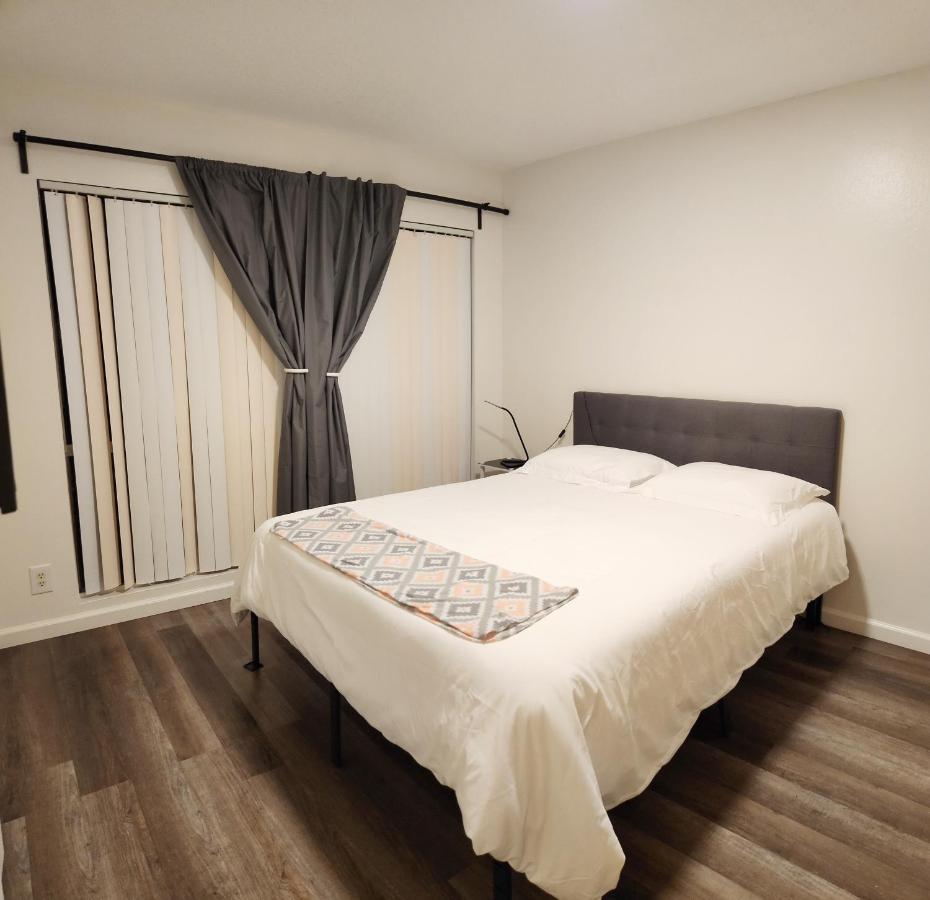 Centrally Located, 4X Queen, 300 Mbps Internet With Backyard! Hemet Extérieur photo