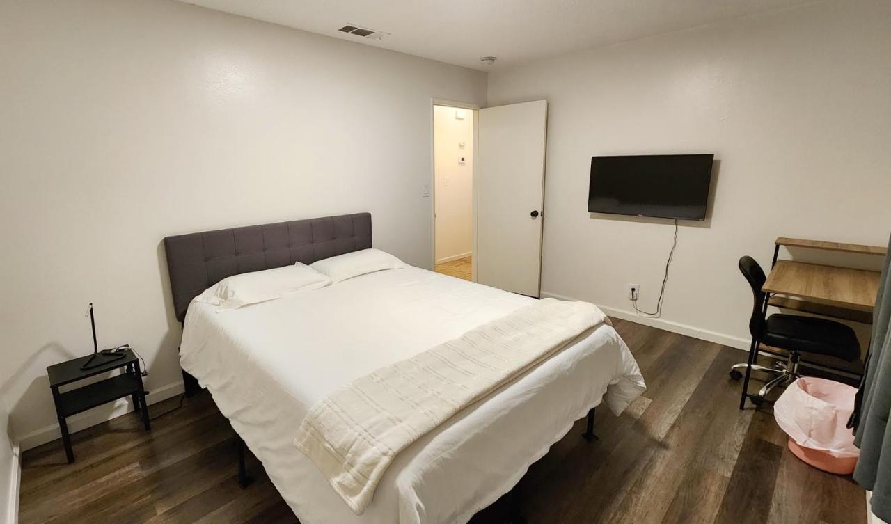 Centrally Located, 4X Queen, 300 Mbps Internet With Backyard! Hemet Extérieur photo